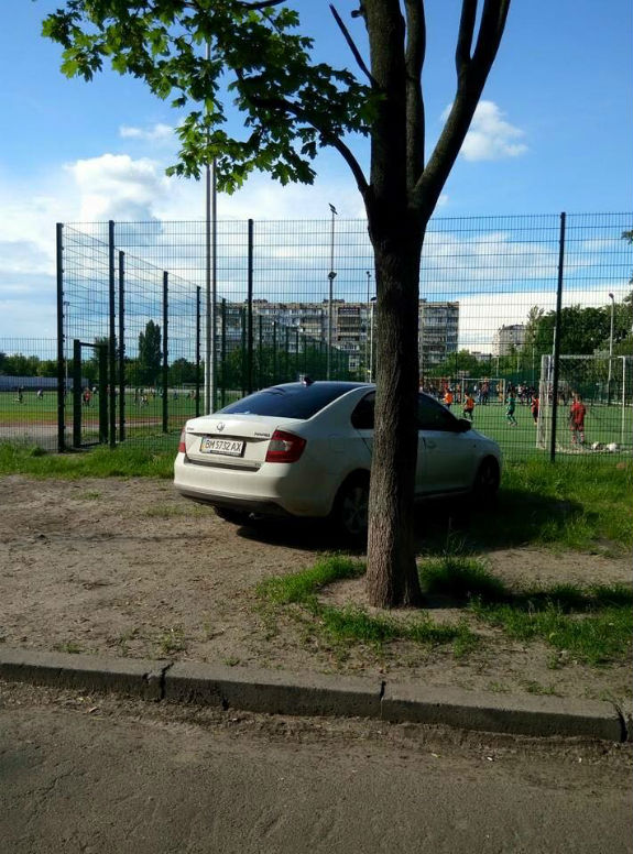 У Києві водій авто став переможцем конкурсу "Паркуюсь, як жлоб" - фото 1