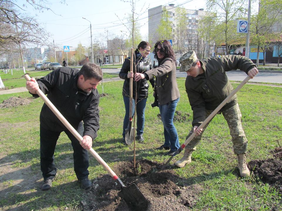 Як українські бійці саджали дерева і квіти разом з маріупольцями (ФОТОФАКТ) - Фото 3