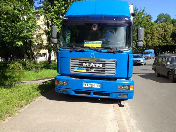 У Києві вантажівка журналістів включена у список конкурсу "Паркуюсь, як мудак" - фото 1