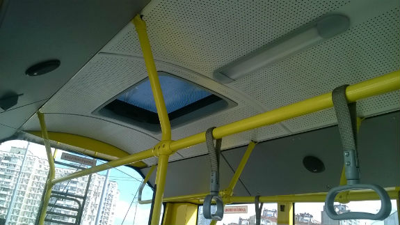 Як у тролейбусах Києва замінюють "рідні" люки  - фото 2