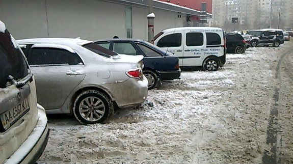 Як столичні паркувальники-сніговики вибивають гроші з водіїв  - фото 1