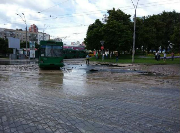 У центрі Києва прорвало трубу з гарячою водою: хвиля накрила людей на зупинці - фото 5