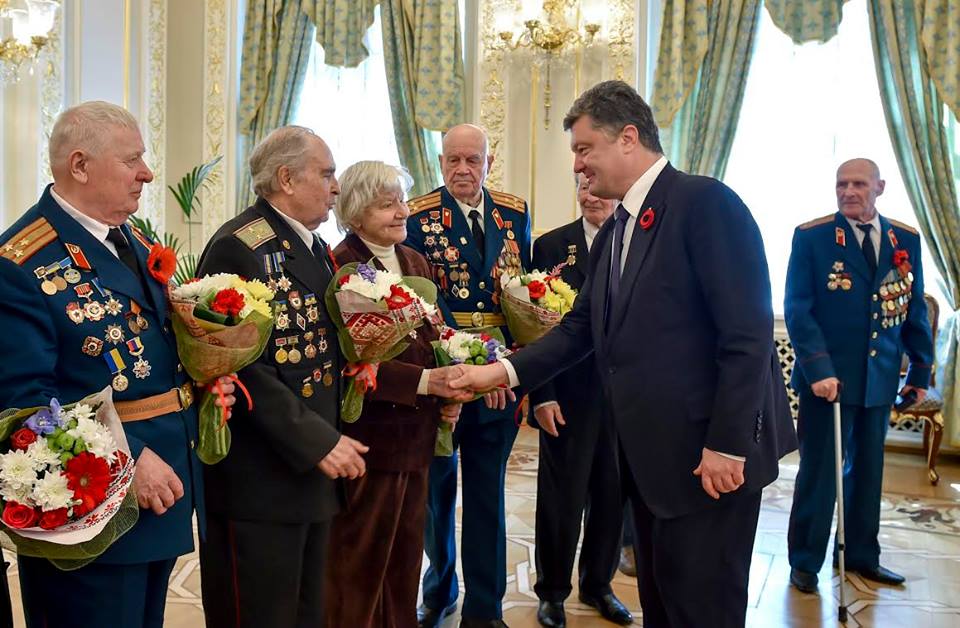 Порошенко нагородив ветеранів ювілейною медаллю "70 років Перемоги над нацизмом" (ФОТО) - фото 2