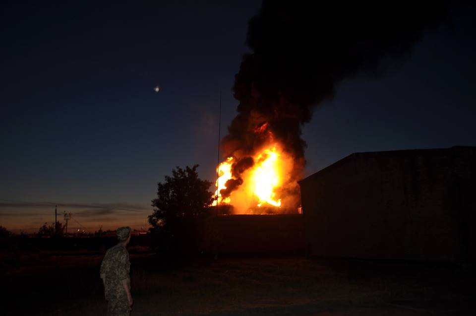 На Київщині палає нафтобаза (ОНОВЛЮЄТЬСЯ) - фото 7