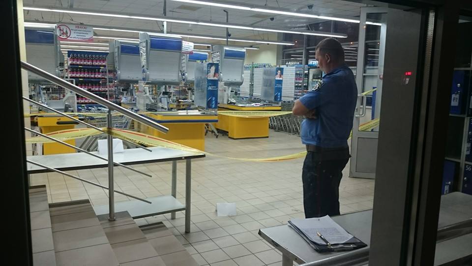 У Харкові невідомий відкрив стрілянину в супермаркеті: є загиблий (ФОТО) - фото 2