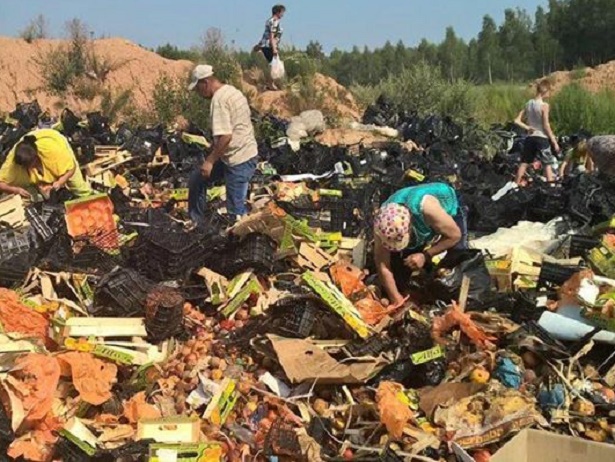 Росіяни шукають серед сміття недочавлені санкційні продукти  - фото 3