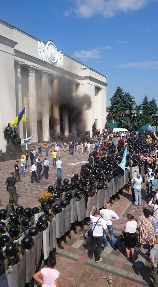 Сутички мітингувальників та правоохоронців під Радою - фото 3