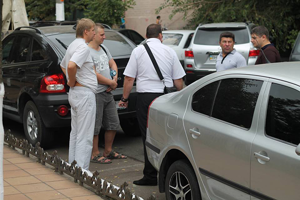 Як "чесні" прокурори Одещини добирались на тестування на дорогих автівках - фото 3