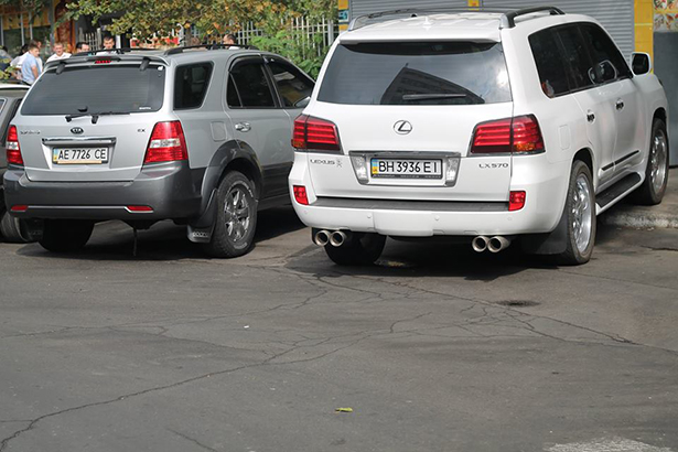 Як "чесні" прокурори Одещини добирались на тестування на дорогих автівках - фото 2