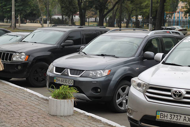 Як "чесні" прокурори Одещини добирались на тестування на дорогих автівках - фото 1