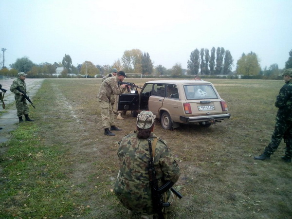 Правий сектор тренує бійців тактиці ведення бою для блокування Криму - фото 1