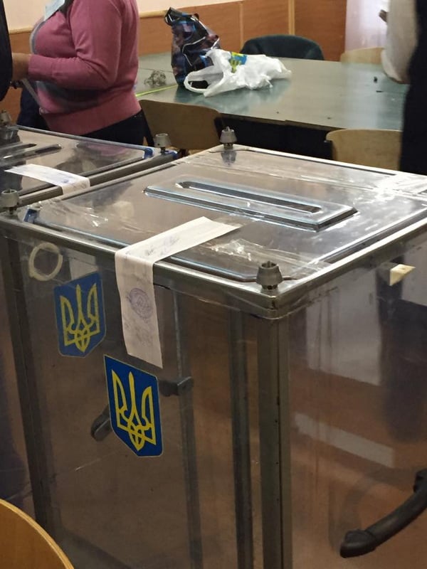 У Дніпропетровську виборчі урни пломбують скотчем - фото 1