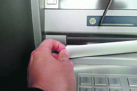 У Києві – новий вид шахрайства при знятті грошей з банкоматів (ФОТО)  - фото 1