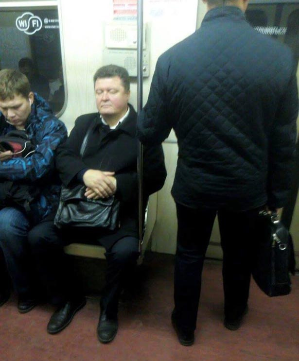 Порошенко їздить у московському метро та депутатська пісня про борди - фото 5