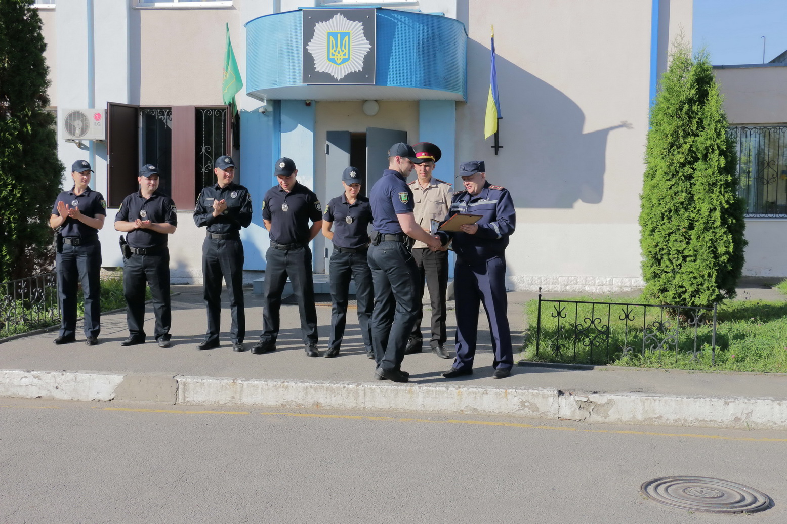 У Харкові нагородили поліцейських, які винесли з вогню жінку - фото 1