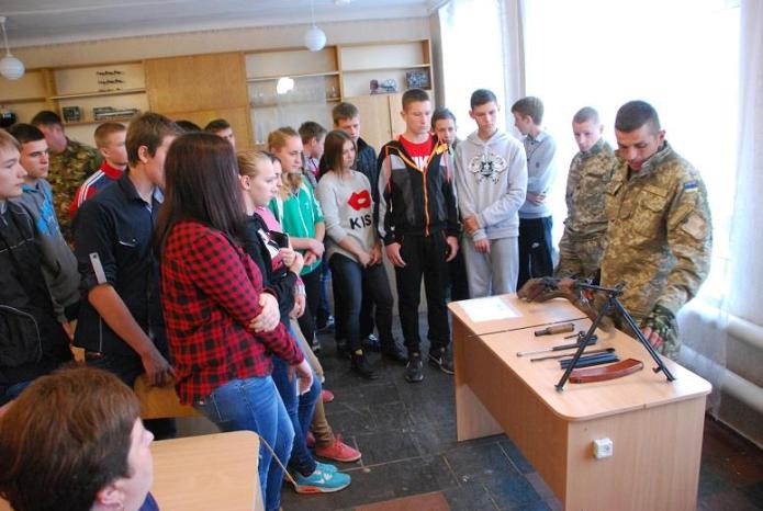 Військові дали в руки зброю луганським дітям - фото 5