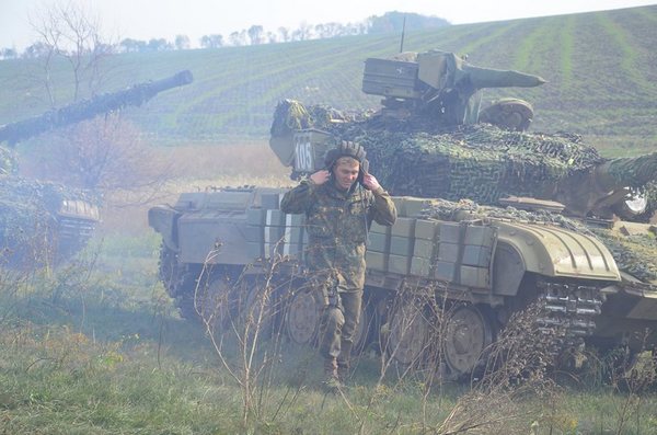 60 українських танків виведені від лінії розмежування (ФОТОРЕПОРТАЖ) - фото 6