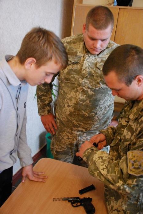 Військові дали в руки зброю луганським дітям - фото 4