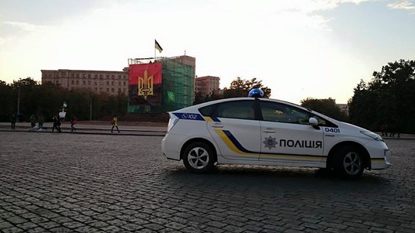 У Харкові постамент пам’ятника Леніну завісили червоно-чорним банером  - фото 1