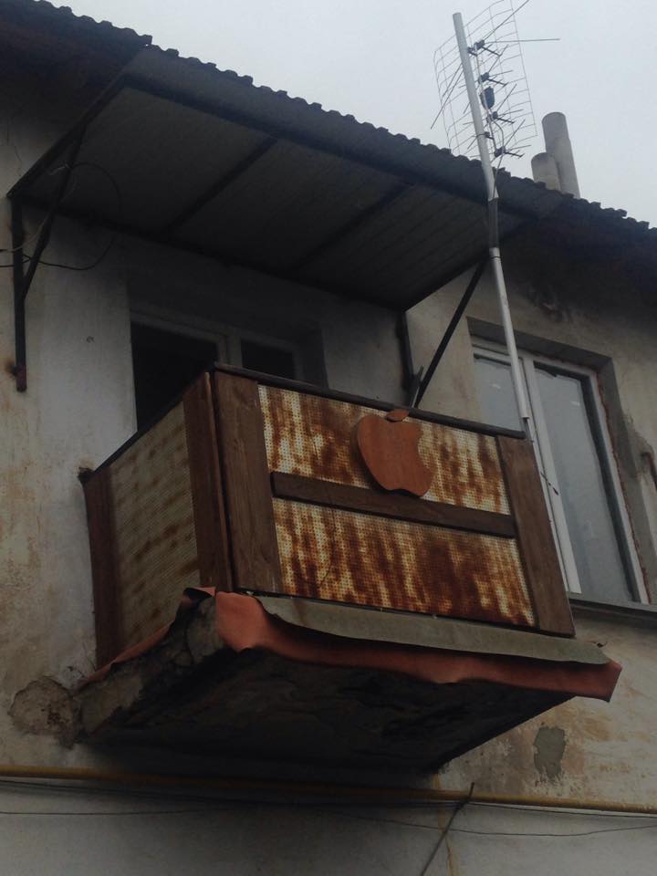 ФОТОФАКТ: в Криму почали робити айфон-балкони - фото 1