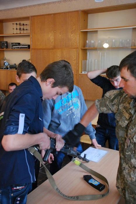 Військові дали в руки зброю луганським дітям - фото 3