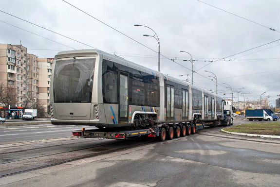 До Києва привезли львівські трамваї  - фото 2