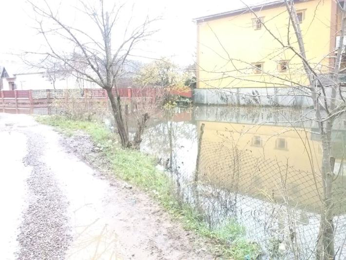 В Іршаві паводок "викинув" на поверхню стічну каналізацію - фото 3