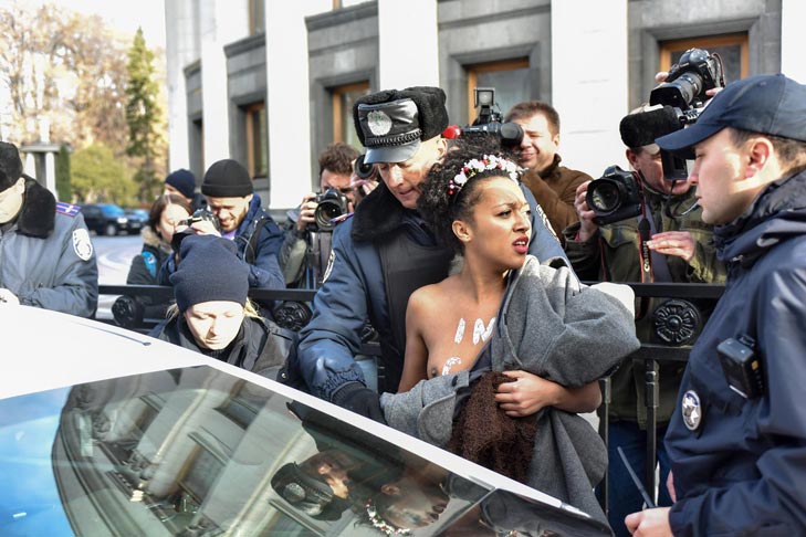 FEMEN та нова поліція (Фоторозповідь під блатний фольклор) - фото 1