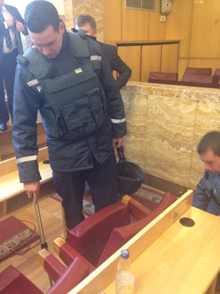 Закарпатські депутати обирають голову облради в "замінованій" будівлі - фото 2