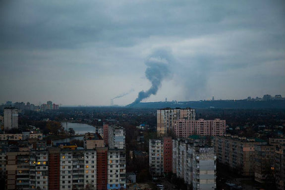 У Києві горить ресторан на Дніпрі: Стовп диму закриває навіть "Батьківщину-мати" - фото 1