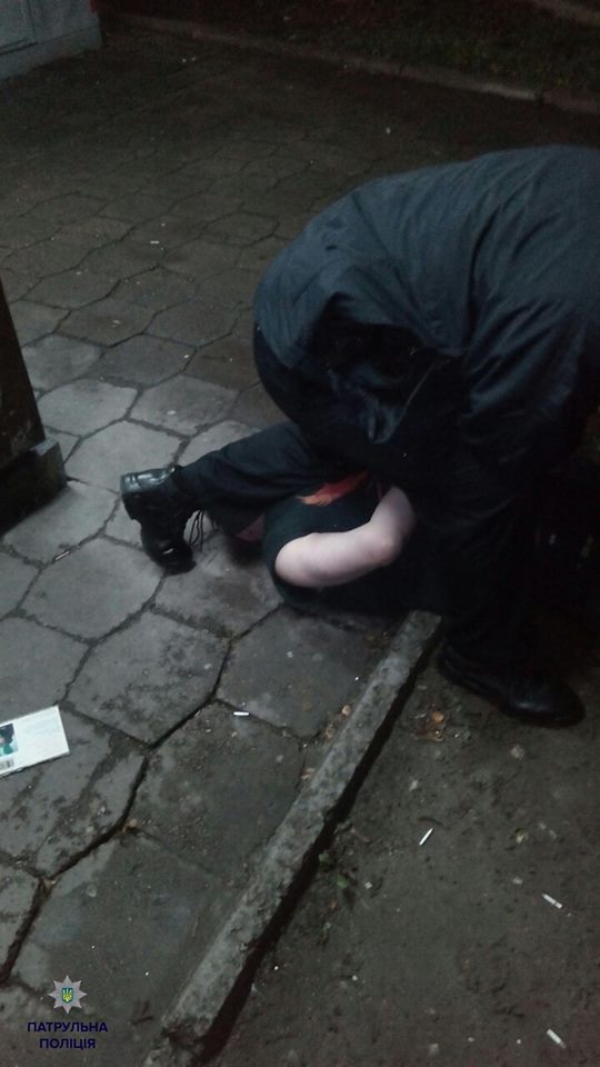 У Львові жінки агресивно поводились з патрульними та вкрали в них камеру - фото 1