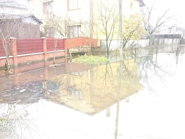 В Іршаві паводок "викинув" на поверхню стічну каналізацію - фото 1