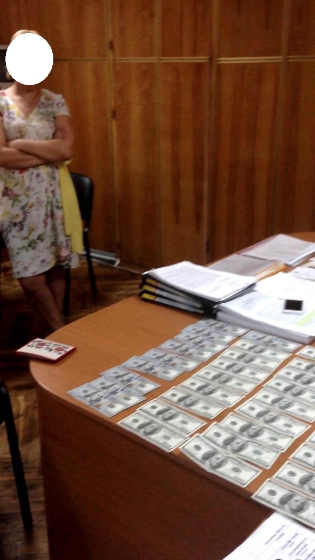 У Києві чиновниця "погоріла" на хабарі у 4 тис. доларів - фото 1