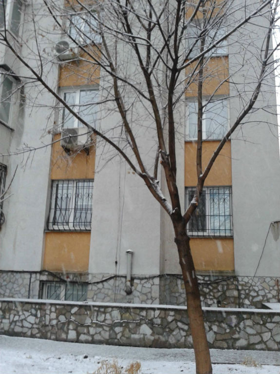 Будинок в Києві, в якому обвалився фасад, почав "тріщати по швах" ще рік тому - фото 1