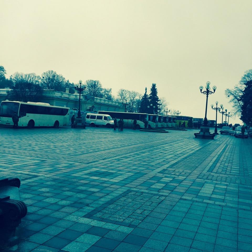 Під Раду "боронити Яценюка" стягнули багато поліції - фото 2