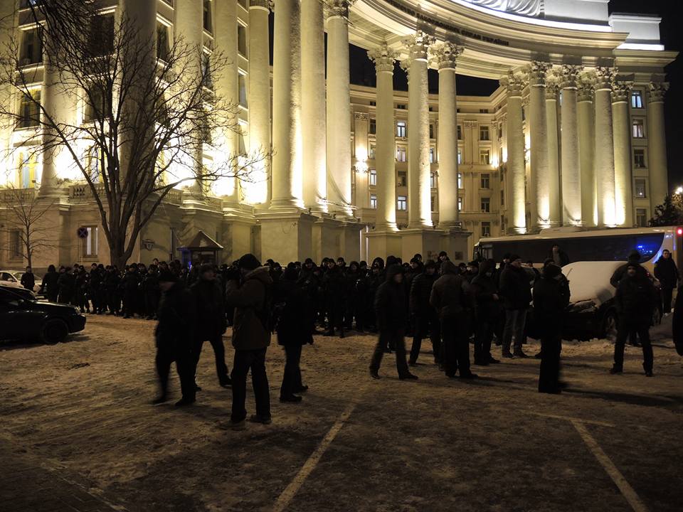 Активісти символічно запалили у Києві шини на Грушевського - фото 2