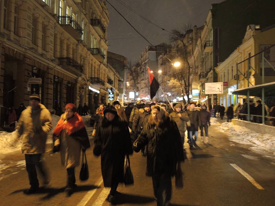 Активісти символічно запалили у Києві шини на Грушевського - фото 3