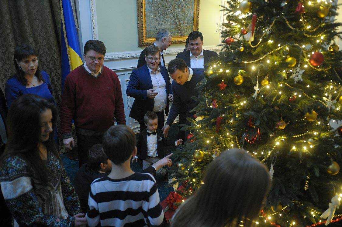 Як українські міністри з дітьми прикрашали ялинку у Кабміні - фото 5