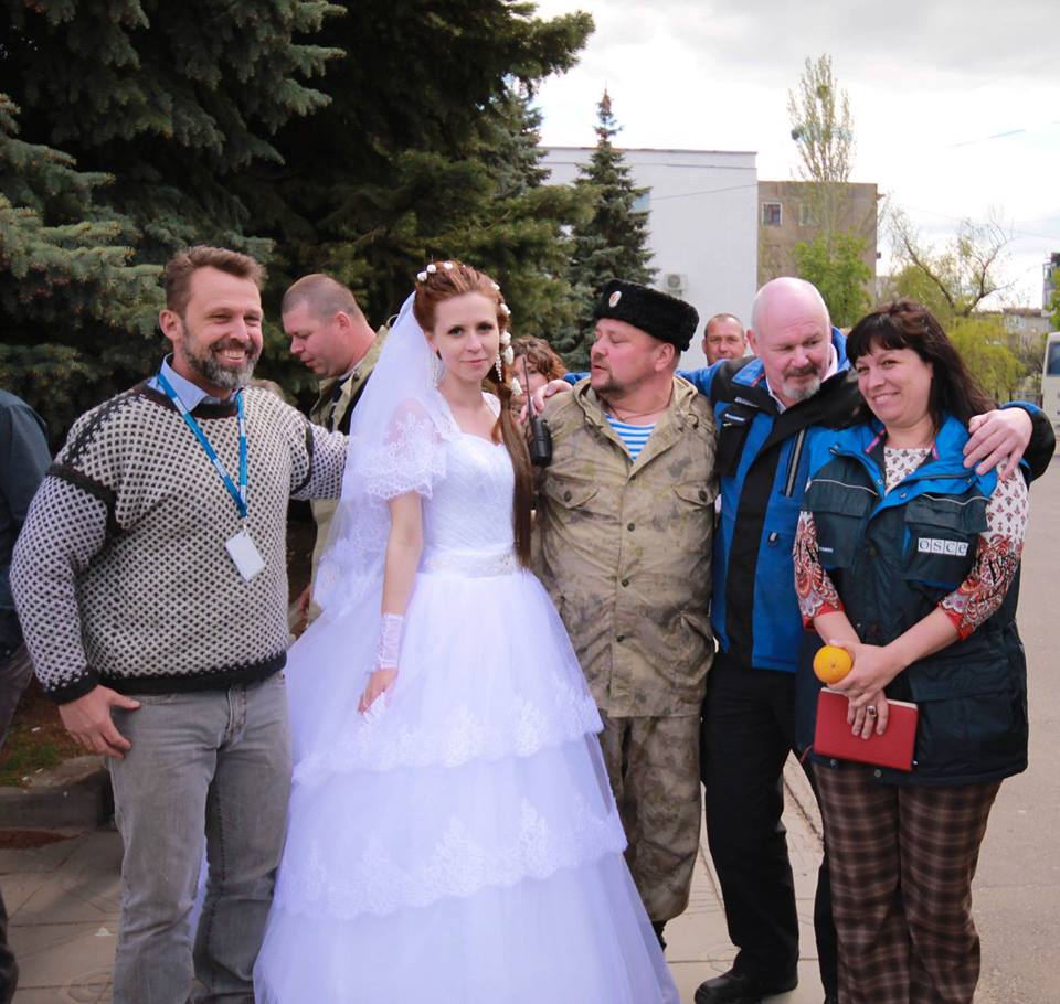 На Луганщині спостерігачі ОБСЄ гуляють на весіллях бойовиків (ФОТО) - фото 2