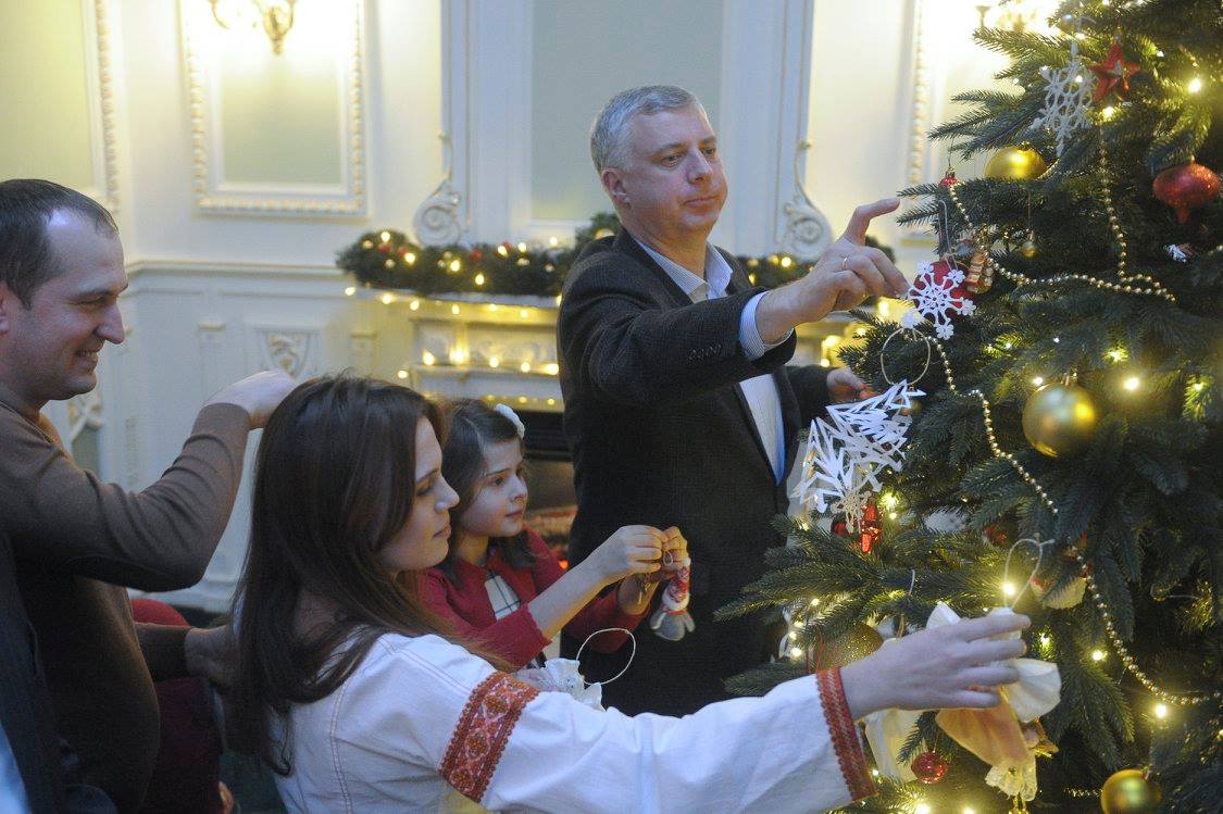 Як українські міністри з дітьми прикрашали ялинку у Кабміні - фото 3