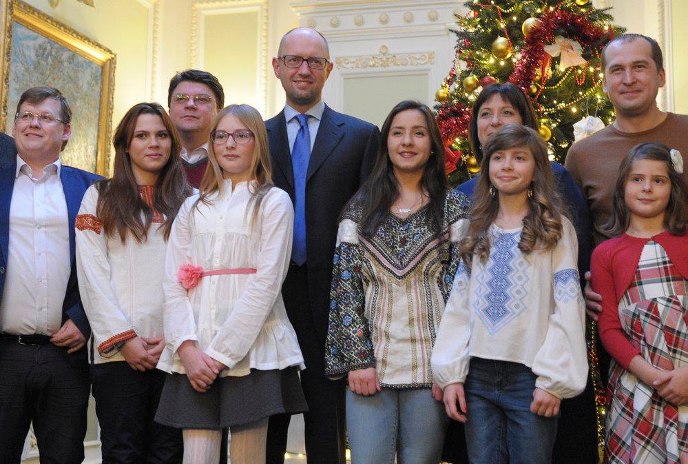 Як українські міністри з дітьми прикрашали ялинку у Кабміні - фото 9