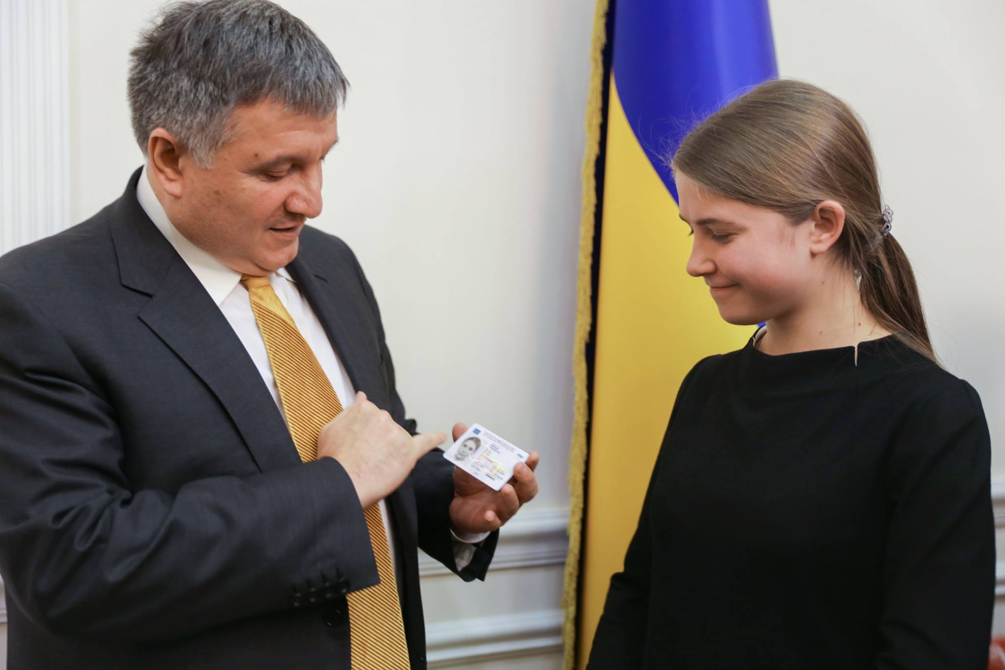 Аваков пообіцяв кожному українцеві "розумний" паспорт вже за чотири роки - фото 4
