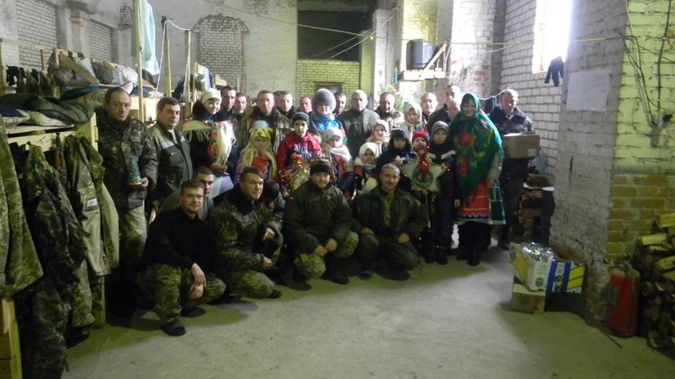 В Донецьку діти прийшли колядувати до бійців АТО - фото 2