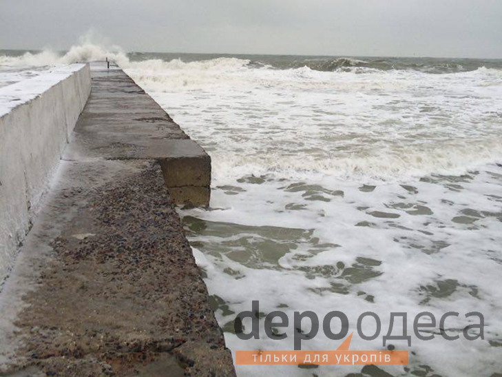 Через вітер та снігопад море в Одесі почало штормити - фото 2