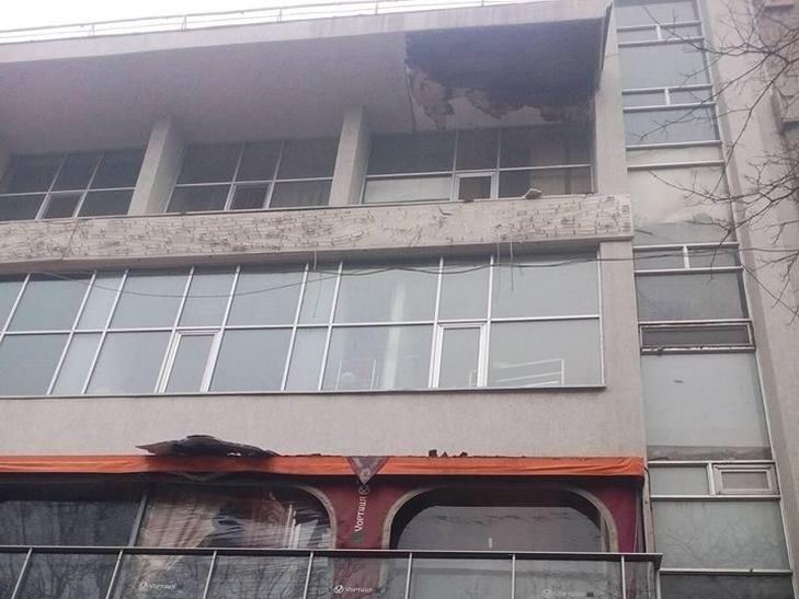 В центрі Одеси обвалився фасад однієї з будівель - фото 1
