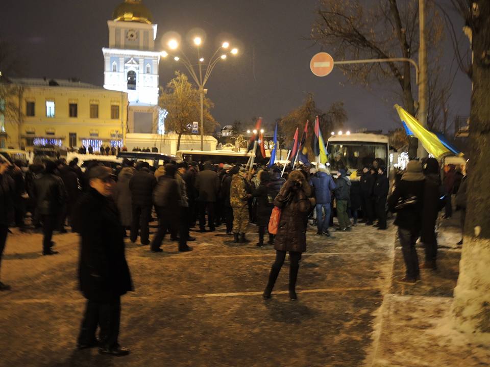 Активісти символічно запалили у Києві шини на Грушевського - фото 4