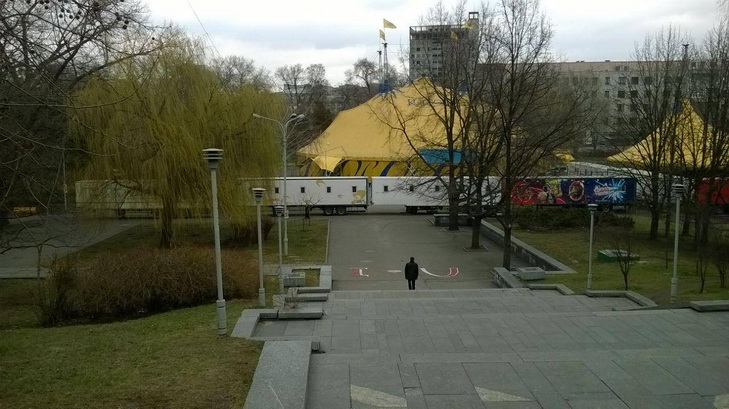 У Дніпропетровську задля будівлі цирку у парку повалили ліхтарі - фото 1