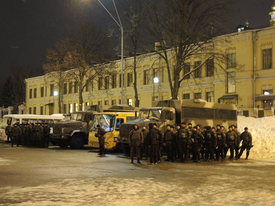 Активісти символічно запалили у Києві шини на Грушевського - фото 5