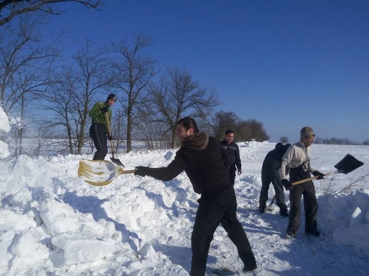 На Одещині Гайдар з лопатою рятує людей - фото 2