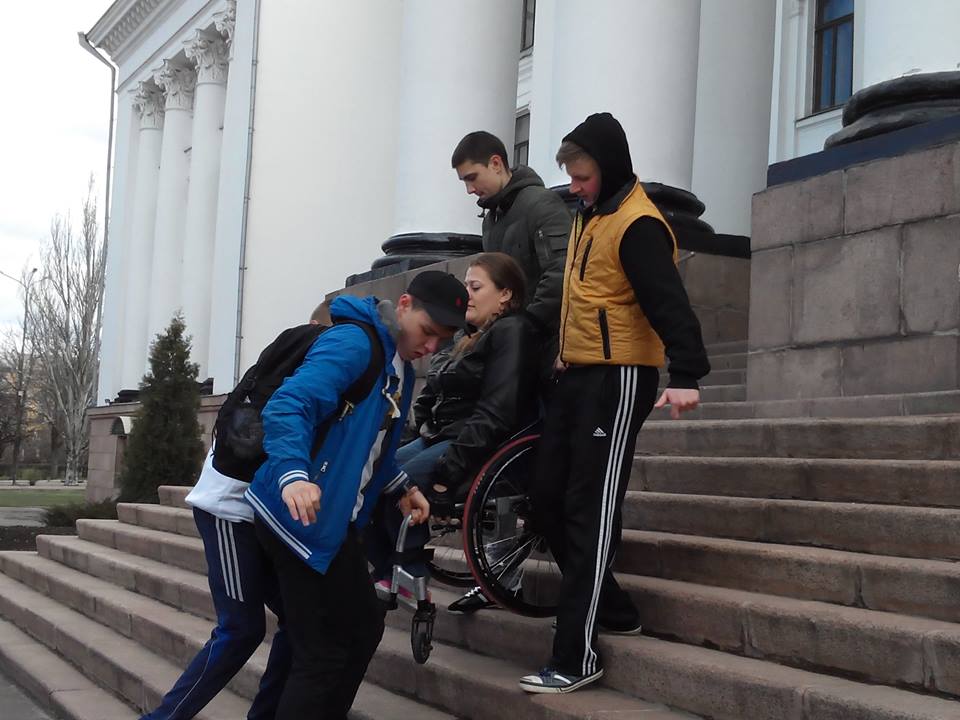 У Краматорську інваліди падають зі сходів, аби дістатися патріотичного заходу (ФОТО) - фото 6